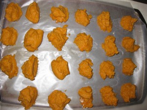 Baking or cookie sheet method is also being used by other parents. Just drop spoonfuls of pureed baby food onto a cookie sheet or baking sheet, cover with food-safe plastic wrap and freeze. This is going to be a problem if you don’t have enough space in the freezer for the trays.